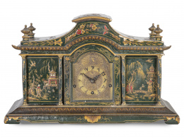 633.  Reloj lacado de verde con "chinoiseries", ff. del S. XIX - pp. del S. XX.