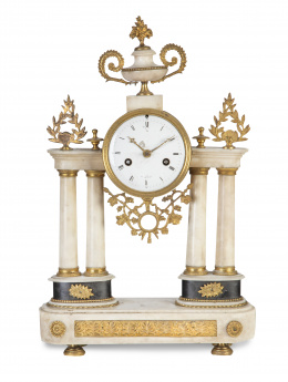 1182.  Reloj de pórtico Luis XVI en mármol y bronce dorado.Francia, ff. del S. XVIII.