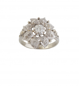 222.  Sortija de brillantes con diseño de flor con brillante central y dos capas de pétalos a diferentes alturas