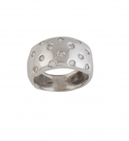 228.  Sortija ancha con catorce brillantes en engaste invisible