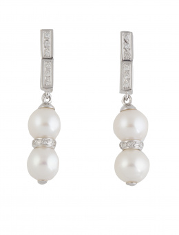 167.  Pendientes largos con dos perlas que penden de barras de brillantes articuladas