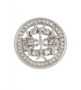 172.  Sortija de brillantes en diseño circular calado con dibujo estrella orlada por círculo de diamantes