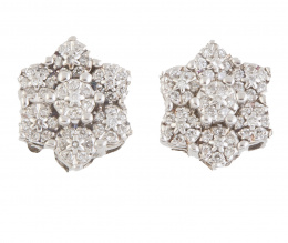 175.  Pendientes rosetón de brillantes compuestos cada uno a su vez por cinco pequeños rosetones