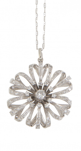 221.  Colgante flor de brillantes con pétalos de bandas plegadas y centro de rosetón en garras elevadas