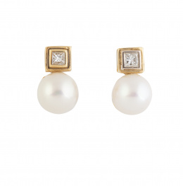 192.  Pendientes tu y yo con perla cultivada y diamante talla princesa en marco cuadrangular de oro