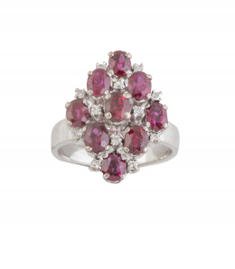 286.  Sortija con nueve rubíes y entre ellos brillantes, con diseño de rombo 