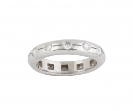 229.  Sortija alianza con doce brillantes en engaste invisible recorriendo el aro