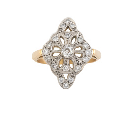 88.  Sortija de brillantes con diseño de rombo calado 