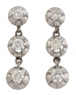 91.  Pendientes largos con tres brillantes en línea articulada engastados en garras