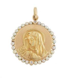 32.  Medalla colgante circular de Virgen orlada de perlas finas y con dos diamantes