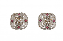 156.  Pendientes Art-Decó cuadradangulares calados con diamantes y rubíes
