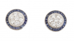 103.  Pendientes circulares con centro de pavé de brillantes orlado de zafiros calibrados