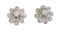 159.  Pendientes flor con brillante central engastado en seis garras