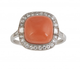105.  Sortija con boton cuadrangular de coral orlado de brillantes