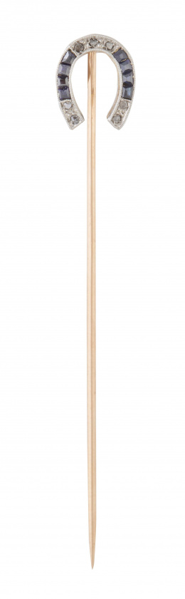 78.  Alfiler de corbata Art-Decó con diseño de herradura de diamantes y zafiros