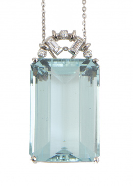 374.  Collar con gran aguamarina de talla esmeralda con arco superior de brillantes y diamantes baguette