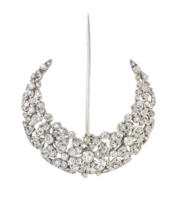 80.  Conjunto de tres broches de bisutería de pp de S. XX en plata