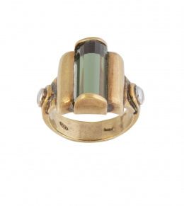 84.  Sortija lanzadera Art-Decó con Turmalina verde facetada central en montura escalonada de plata y vermeill