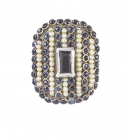 68.  Sortija lanzadera de pp. S. XX con perlas y zafiros en bandas alternas