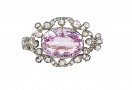67.  Broche de ff. S. XIX con amatista oval central y marco de diamantes que dibujan hojas