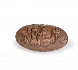 1296.  Tabaquera en nuez de coco tallado con personajes.Trabajo francés, h. 1800.