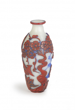 1221.  Tabaquera en laca "cinnabar" y vidrio tallado.China, S. XIX.