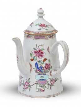 628.  Chocolatera con tapa en porcelana esmaltada de familia rosa.Compañía de Indias, China,S. XVIII.