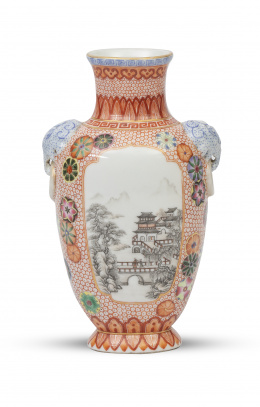 842.  Jarroncito en porcelana esmaltada de la familia rosa.China, época de la República (1912-1949).