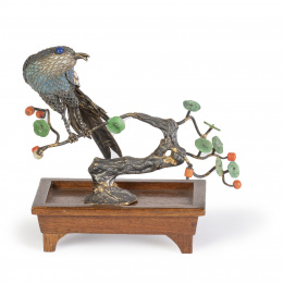 645.  Ave sobre una rama, en plata, esmalte jade y coral.China, dinastía Qing, S. XIX.