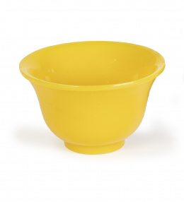 644.  Cuenco en vidrio opaco amarilloChina, S. XIX.