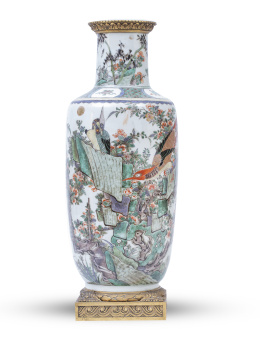 1214.  Jarron de porcelana esmaltada montado en bronce dorado de estilo Kangxi, con esmaltes de la familia verde.S. XIX.