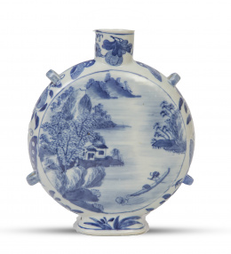 844.  Cantimplora de porcelana esmaltada en azul cobalto.China, pp. del S. XX.
