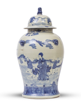 1209.  Tibor con tapa en azul y blanco decorado con niños jugando.China, S. XX.