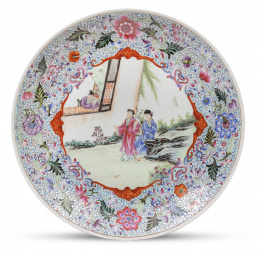 845.  Plato de porcelana esmaltada, con escena galante, enmarcada por cenefa de flores.China, S. XX.