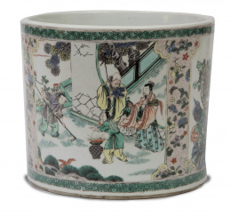 1211.  Bote para pinceles con esmaltes de la familia verde, de estilo Kangxi. Con marcas apócrifas.China, S. XIX - XX.