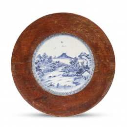 1219.  Placa de porcelana esmaltada en azul y blanco enmarcada en madera.China, S. XVIII.