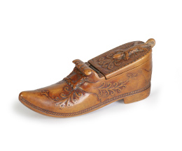 1295.  Cajita de madera en forma de zapato decorada con salamandra.Trabajo francés, ff. del S. XVIII - pp. del S. XIX.