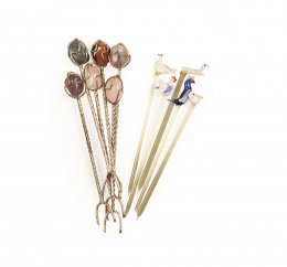 531.  Pinchos para aperitivos en metal, rematados en piedras engarzadas y cristal.S. XX.