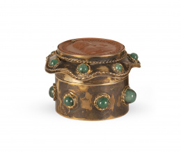 1115.  Caja de metal dorado con piedras en cabujón y tapa de cera con perfil del alquimista Johann Friedrich Böttger (1682-1719).Carole Ramis, firmada en la base, S. XX.