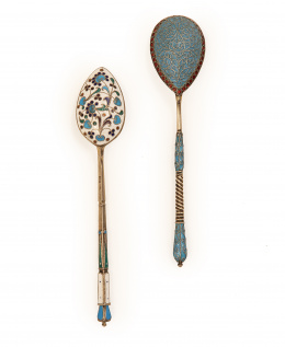 506.  Lote de dos cucharitas de plata dorada en esmalte, Rusia, ffs. del S. XIX.
