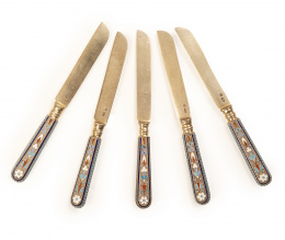 502.  Juego de cinco cuchillos de plata sobre dorada y esmalte cloisonné, ley 840.Rusia, 1895.