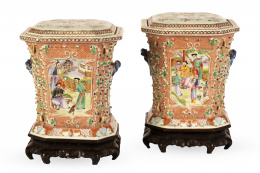 1020.  Pareja de jarrones para flores de porcelana esmaltada de "familia rosa" de Compañía de Indias. China, S. XIX.