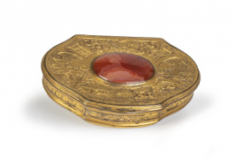 1293.  Cajita en plata sobredorada con ágata cornalina y base de nácar.Trabajo inglés, h. 1735-1740.