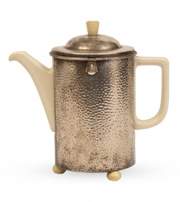 1109.  Cafetera-termo modernista con cuerpo de porcelana blanca y exterior de metal con trabajo de martelé. Hutschenreuther, Bavaria-Germany, Alemania, (1939 - 1965).