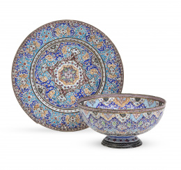 477.  Cuenco con plato de metal esmaltado con decoración abigarrada naturalista.Persia, S. XIX.