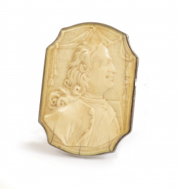 1290.  Cajita de marfil con retrato masculino de perfil.Trabajo holandés, h. 1725.