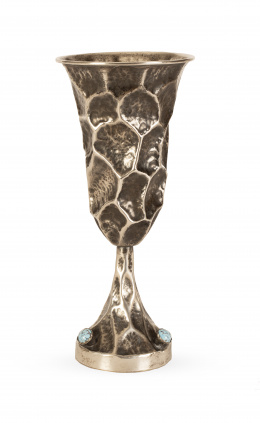1111.  Copa modernista de metal plateado con tres turquesas engastadas.h. 1920-1930.