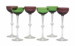 565.  Juego de seis copas de cristal, tres de ellas verdes y tres granates.S. XX.