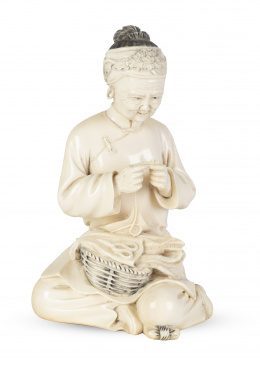 678.  Anciana tejiendo de marfil tallado.Japón, periodo Meiji, (1868-1912).