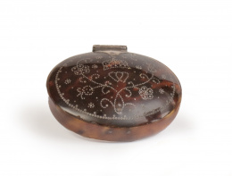 1289.  Cajita oval en carey y plata.Inglaterra, h. 1720.